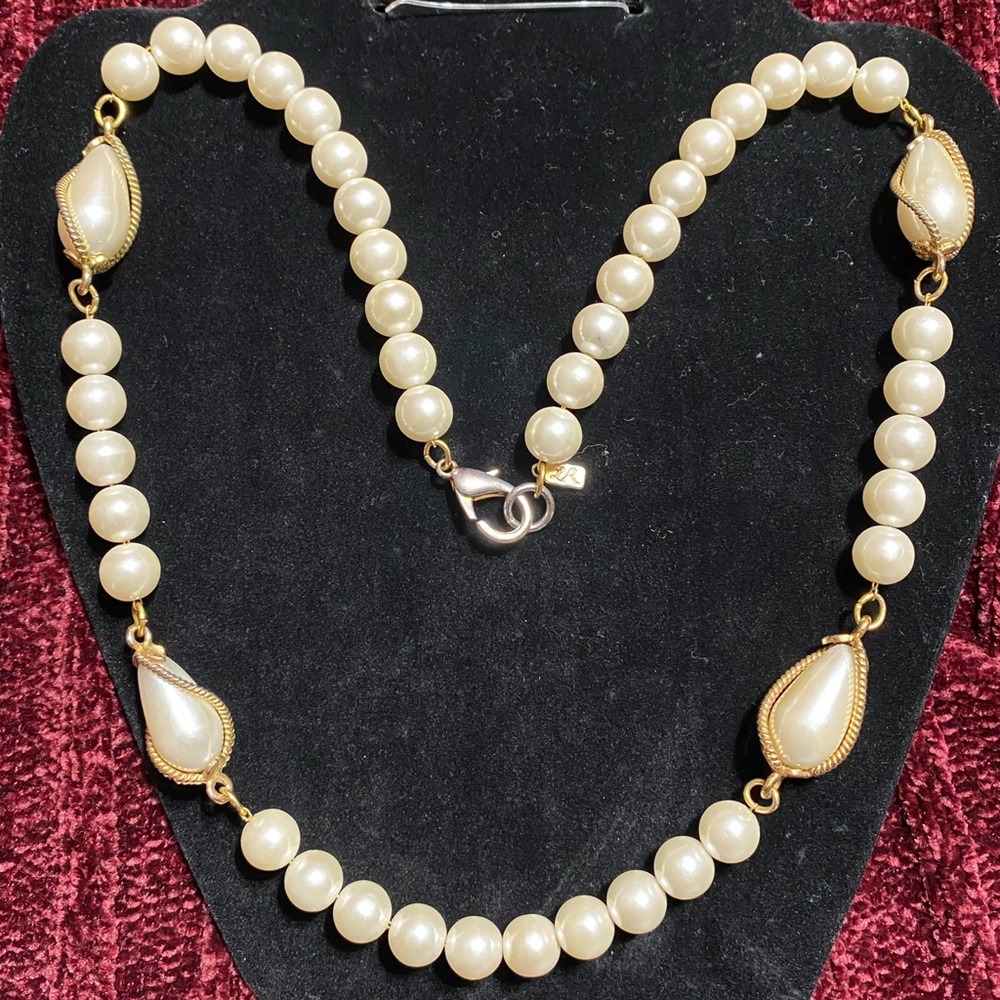 Vintage faux pearl and gold colored necklace